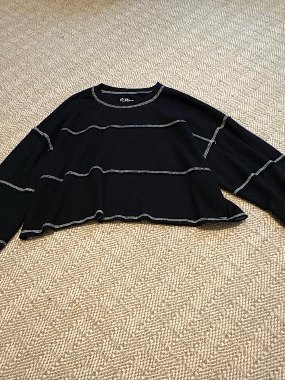 Womens Black Long-Sleeve Contrast Crop Top